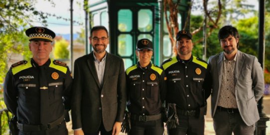 Els dos nous agents, amb el cap de la Policia Local, l'alcalde i el 1r tinent d'alcalde.