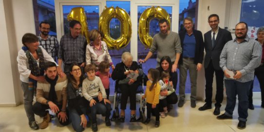 Foto de família de la celebració del centenari de M. Dolors Roumens.