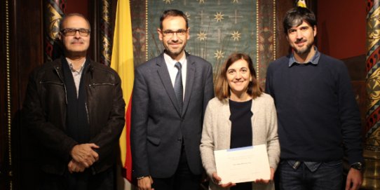 D'esquerra a dreta, el cap tècnic de la Unitat de Salut de l'Ajuntament, l’alcalde de Castellar, Isabel Martínez i el regidor coordinador de l’Àrea de Drets Socials i Serveis a les Persones.