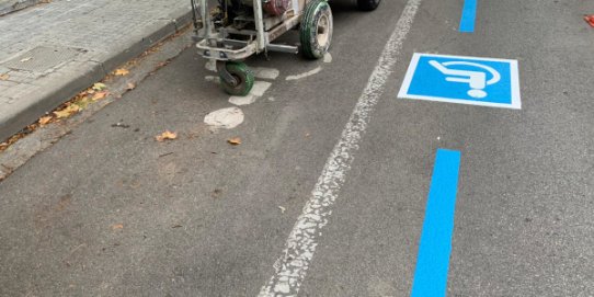 Imatge de la nova senyalització de les places d'aparcament per a persones amb mobilitat reduïda.