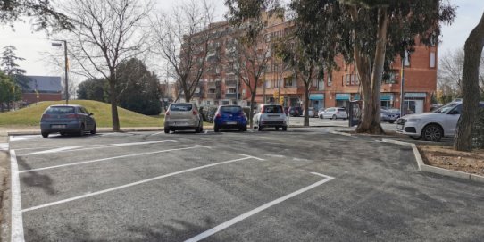 Imatge de les noves places d'aparcament a la plaça de la Fàbrica Nova.