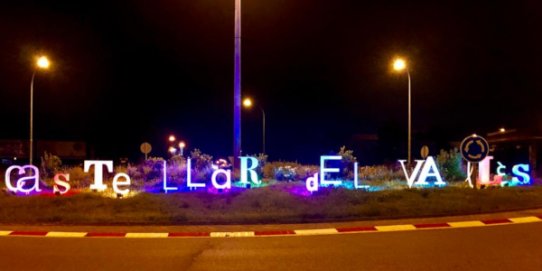 Les lletres de "Castellar del Vallès" de la rotonda de la B-124 s'han il·luminat amb el colors de la bandera LGTBI