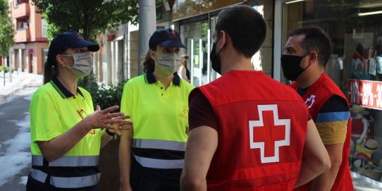 Tant les agents cíviques com els voluntaris i voluntàries de Creu Roja han començat a treballar aquesta setmana.
