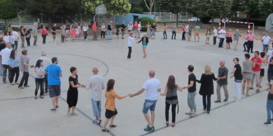 Imatge d'una edició anterior de l'open curs de bachata i roda cubana a la plaça de Catalunya.