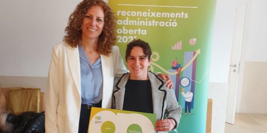 La directora del Consorci Administració Oberta de Catalunya (AOC), Àstrid Desset, i la regidora de Responsabilitat Social, Carolina Gómez, en el marc de l'acte de lliurament dels Reconeixements Administració Oberta.