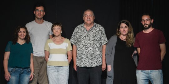 Els intèrprets de l'obra i el seu director, en una foto promocional de l'espectacle.