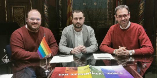 L'alcalde, Ignasi Giménez, el director general de polítiques LGBTI+, Xavier Florensa, i el regidor de LGTBIQ+, Dani Pérez, en l'acte de signatura de l'acord.