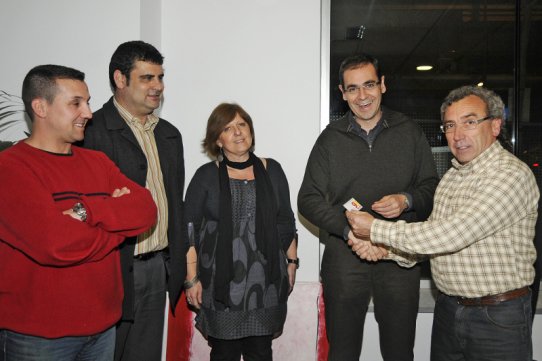 L'alcalde, Ignasi Giménez, rebent el carnet acreditatiu com a membre de l'associació de Veïns Nou Eixample