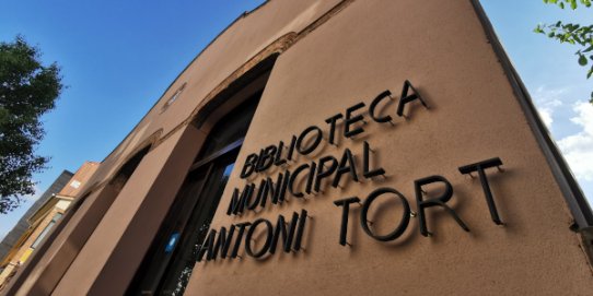 Façana de la Biblioteca Antoni Tort.