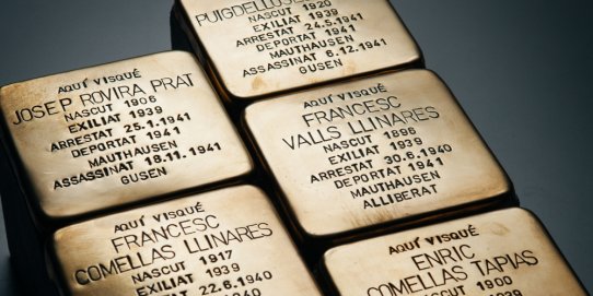 Plaques stolpersteine commemoratives dels deportats castellarencs als camps nazis.