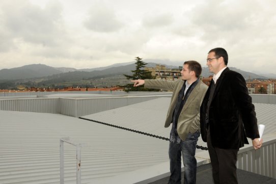 El regidor de Medi Ambient, Aleix Canalís, i l'alcalde, Ignasi Giménez, han visitat la coberta de l'Espai Tolrà