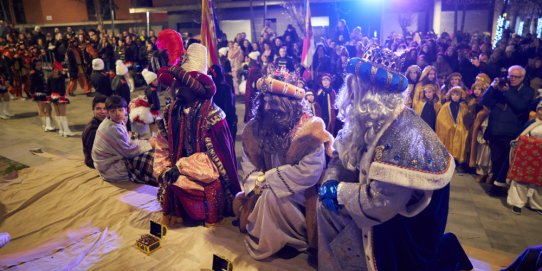 Els Reis Mags, en el moment de l'Adoració al Pessebre Vivent de Colònies i Esplai Xiribec durant la cavalcada de 2025.
