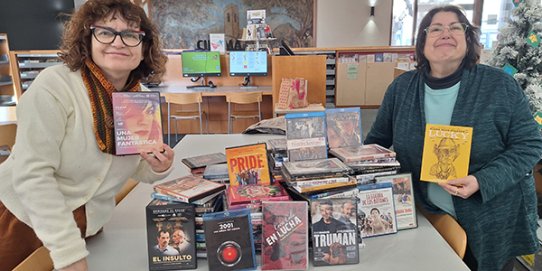 La presidenta del Club Cinema Castellar Vallès, Montse Rodríguez, i la directora de la Biblioteca Antoni Tort, Carme Muñoz.