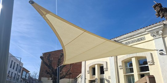 Vela tensada de 3 puntes instal·lada a l'EBM El Coral.