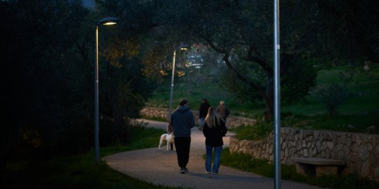 Imatge de les noves lluminàries LED que s'han instal·lat al Parc de Canyelles.