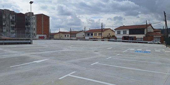Una imatge del nou aparcament al carrer de les Llagostes amb el carrer de Josep Girbau i Homet.