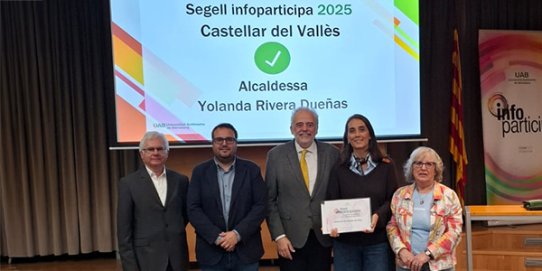 Els representants castellarencs recollint el diploma.