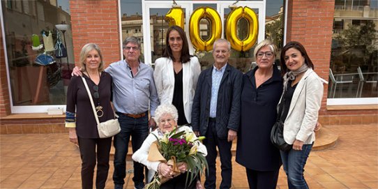 Rosa Marcet amb familiars, l'alcaldessa de Castellar, Yolanda Rivera, i la Regidora de Gent Gran, Àngela Bailén.