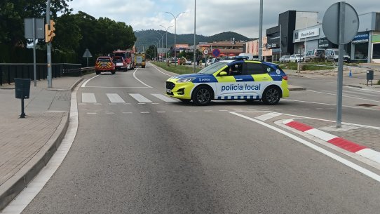El trànsit s'ha tallat entre les dues rotondes del tram urbà de la carretera de Sabadell.