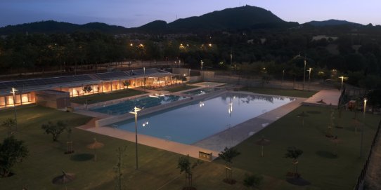 Imatge nocturna de la Piscina Municipal Colobrers.
