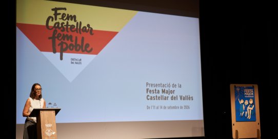 L'acaldessa, Yolanda Rivera, en un moment de l'acte de presentació de la Festa Major. Darrere, el disseny del mocador d'enguany, i a la dreta, el cartell, obra de Beatriz Hernández.