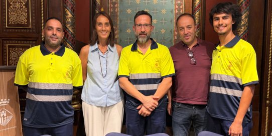 Els tres nous peons de la brigada, amb l'alcadessa, Yolanda Rivera, i el regidor d'Espai Públic i Verd Urbà, Pepe Leiva.