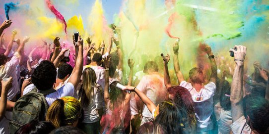 La Festa Holi omplirà de color la plaça de Catalunya.