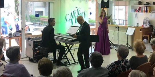 Imatge d'una actuació anterior de Café Trio a l'Obra Social Benèfica.