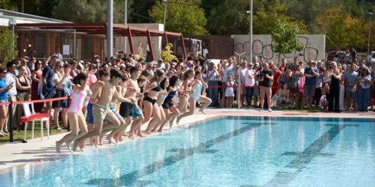 Fotografia de la inauguració de la Piscina Municipal Colobrers.