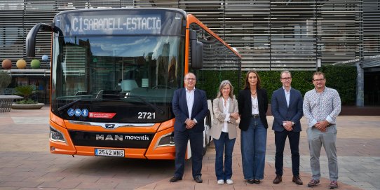 L'alcaldessa, Yolanda Rivera, la directora general de Transports i Mobilitat, Susi López, acompanyades del regidor de Mobilitat, Aleix Canalís, el director general de Moventis, Jordi Castells, i el gerent de Moventis, Enric Fauste.