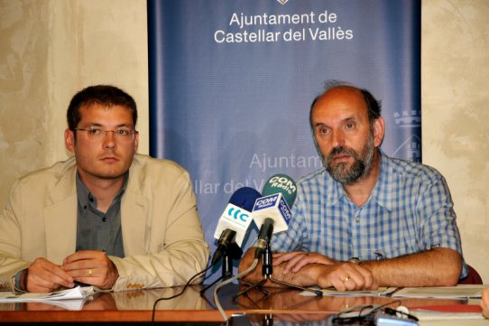 El regidor de Medi Ambient, Aleix Canalís, i el cap dels Bombers Voluntaris de Castellar, Josep Casajuana, presentant els dispositius de la campanya de prevenció d'incendis d'aquest estiu