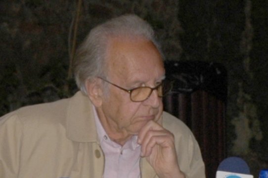 Imatge de Josep Arderius durant la presentació del llibre "75 anys de l’Obra Social Benèfica 1928-2003", el maig de 2006
