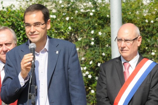 L'alcalde de Castellar, Ignasi Giménez, i el regidor de Cultura de Carcassona, Jean Marie-Mercadal