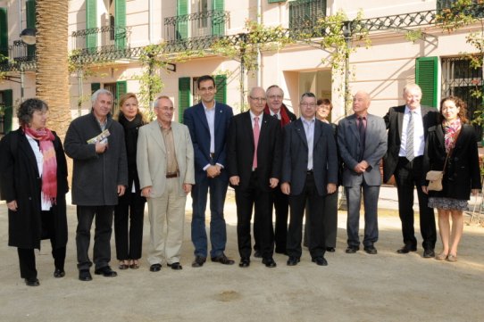 Fotografia de grup als jardins del Palau Tolrà, amb els representants municipals d'ambdues ciutats i els centres educatius
