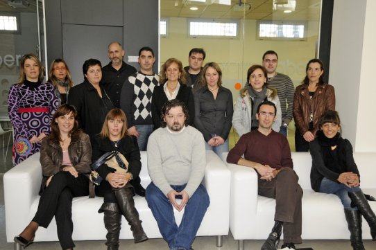 Les 14 persones escollides per a treballar aquest primer semestre de 2011, acompanyats de la tècnica d'ocupació i del tècnic d'organització de l'Ajuntament