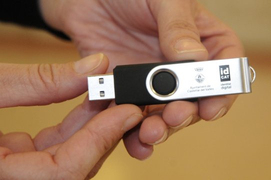 L'Ajuntament distribueix gratuïtament nous clauers USB per poder operar amb diferents administracions per Internet
