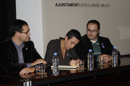 La presidenta de l'Institut Català de les Dones i exalcaldessa de Castellar, Montse Gatell, va signar el llibre d'honor de la vila