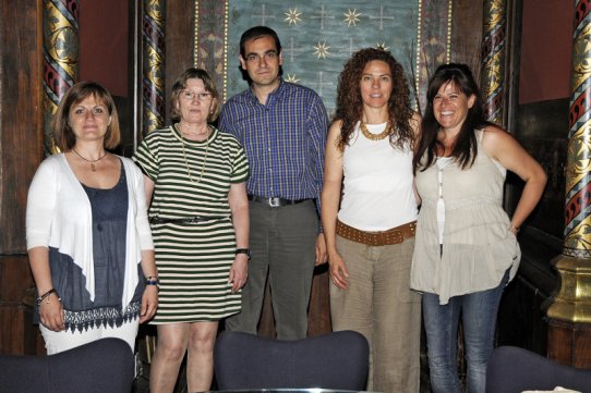 Les representants dels establiments premiats, amb la regidora de Comerç, Anna Màrmol, i l'alcalde de la vila, Ignasi Giménez