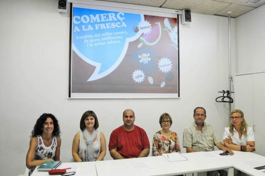 Les regidores Glòria Massagué i Anna Màrmol, els organitzadors per part del Mercat, David Casé, M. Teresa Casasayas i Antonio Gálvez, i la regidora de Cultura, Pepa Martínez