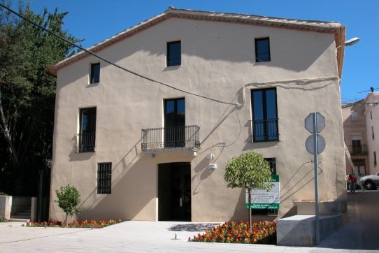 El Jutjat de Pau està ubicat a la planta baixa de l'edifici de Ca l'Alberola